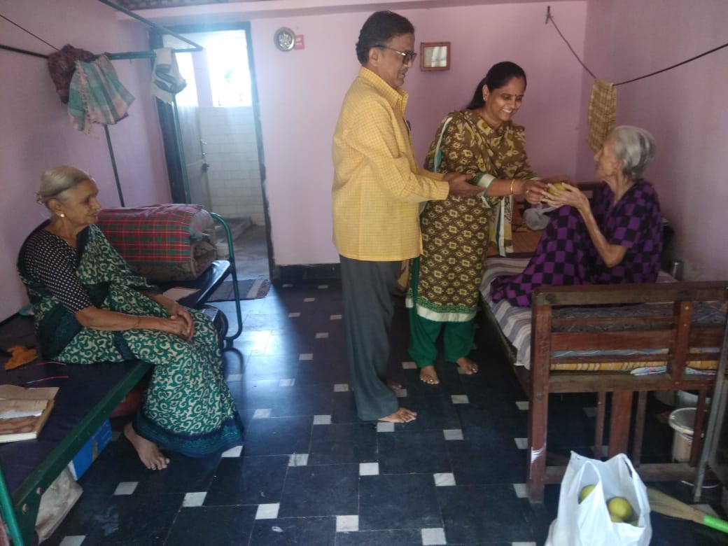 anka charity frutis distribution at old age shimoga